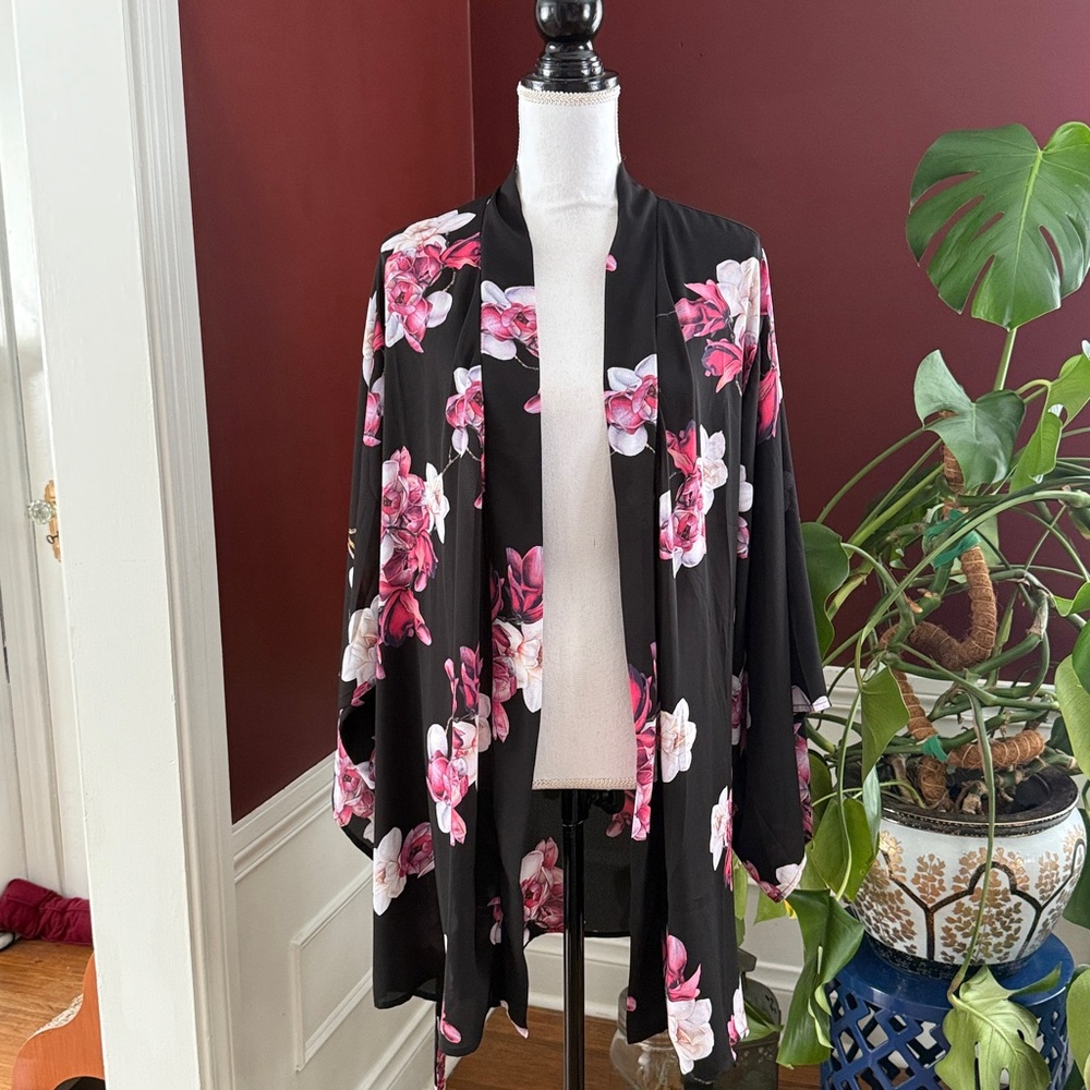Black Floral Magnolia Kimono Robe - Picture 8 of 9